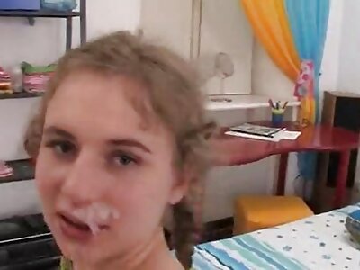 En hvid skønhed bezmaksas sexa video slog sig ned på en mørk penis med en vagina.
