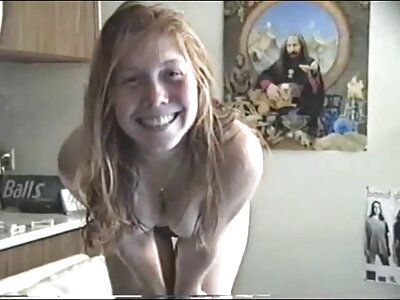 Keisha Gray giver sig roligt til erotiskie video en mand i gården og i køkkenet.