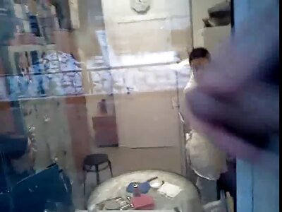 Uefterlignelig ung dame bevæger sin røv bezmaksas sexa video på pikken.