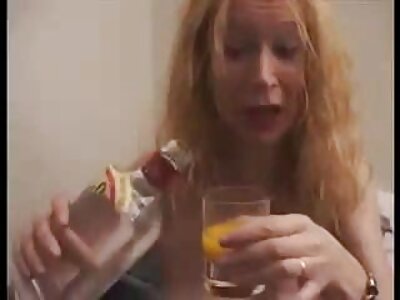 Skinny blondine lader sin kæreste og ven printe erotiskie video alle sine huller.