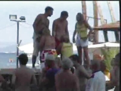 Den hotte herre tog sine shorts af pigen og begyndte at erotiski video glæde kusse.
