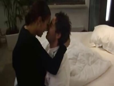 En cheerleader og en fodboldspiller har sex i omklædningsrummet. bezmaksas sexa video